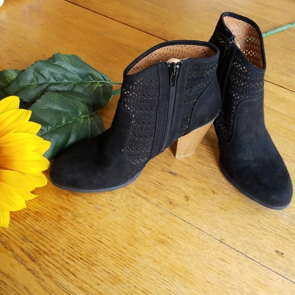 Qupid Shoes - Qupid Size 7 Black Suede Zipper Booties